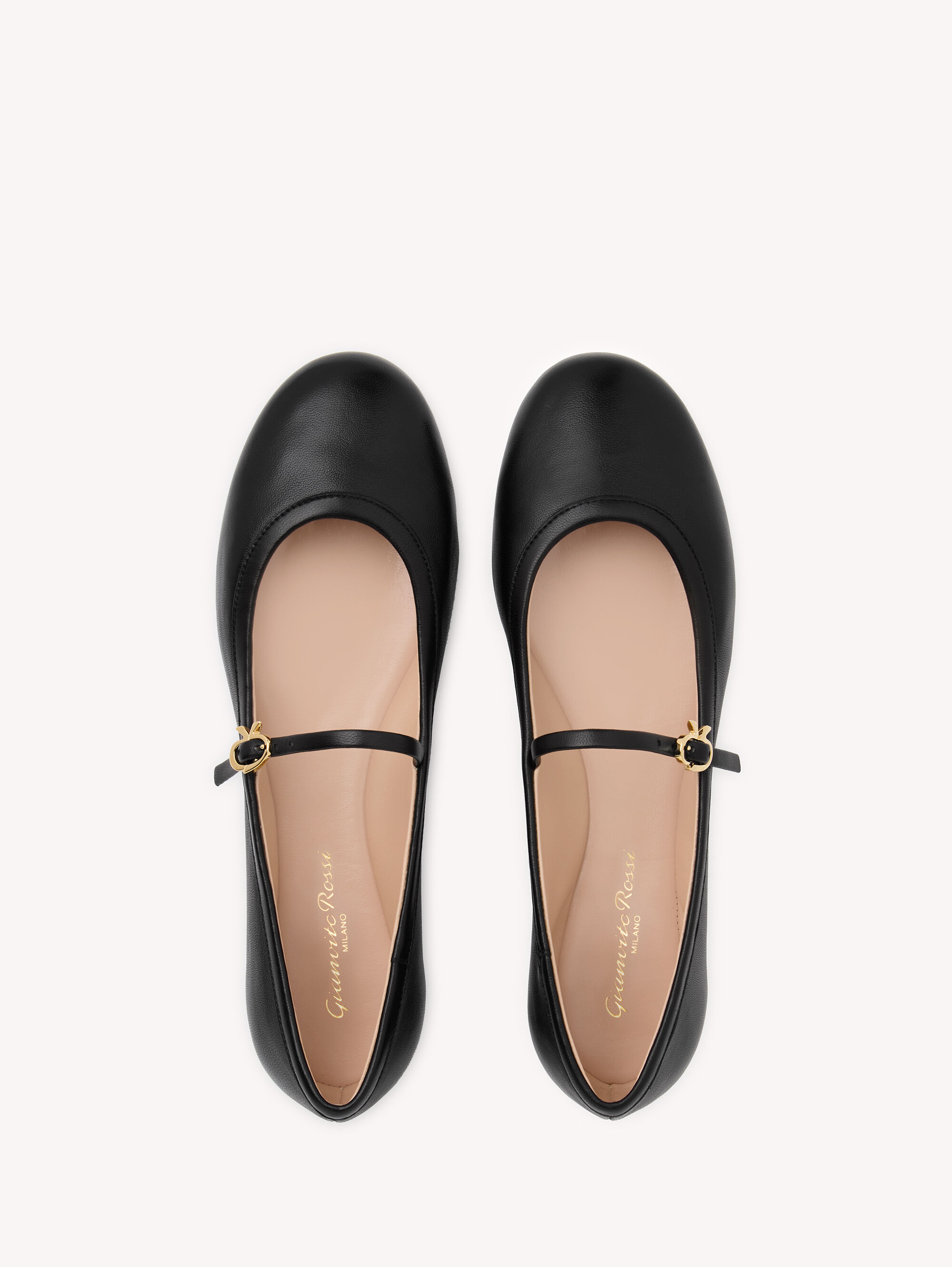 Carlaコレクション – バックル付きのフラットバレエシューズ