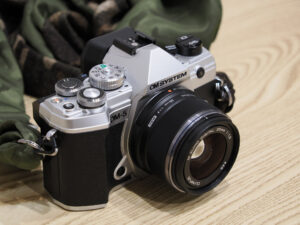 オリンパス M.ZUIKO DIGITAL 25mm F1.8 ブラック | 交換レンズ