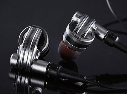 エレコム、“士郎正宗デザイン”のハイレゾ音源対応イヤホン「EHP