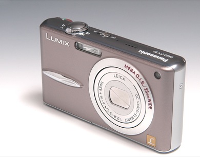 お嬢様”以外も使いたい、オシャレな手ブレ補正付広角ズームデジカメ