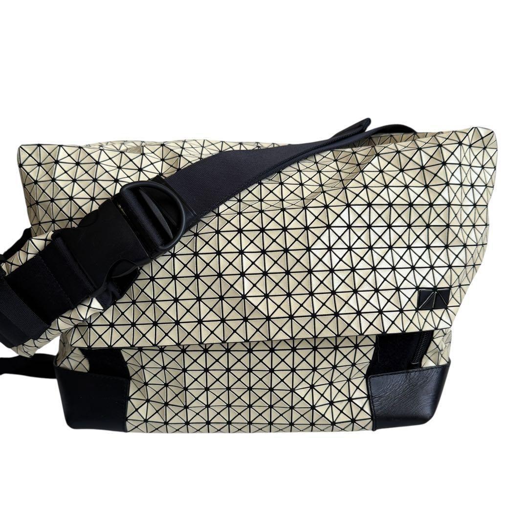 s*h様 バオバオ イッセイミヤケ メッセンジャーバッグ ショルダーバッグ アイ バオ バオ イッセイ ミヤケから新作バッグが登場。グラフィカルな主役